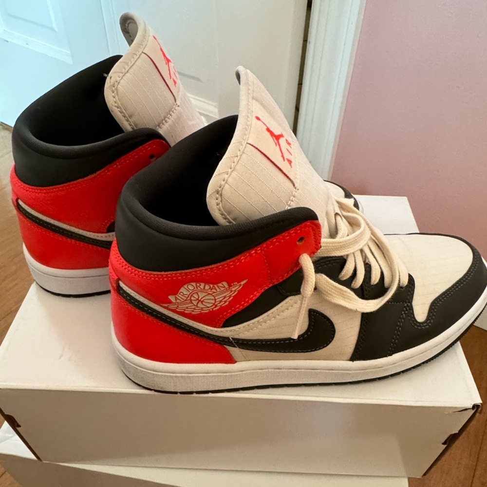 Women’s Air Jordan 1 mid SE